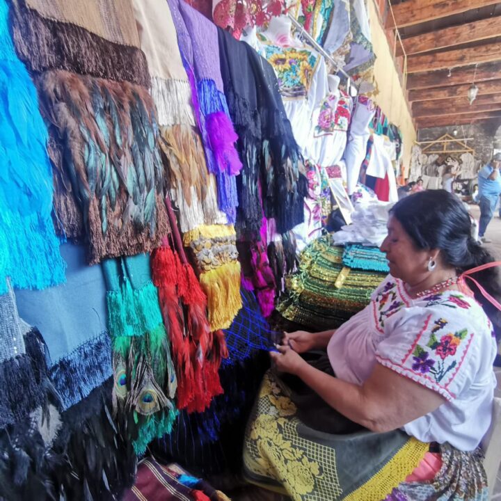 Los mejores rebozos michoacanos están en el Tianguis Artesanal de Uruapan